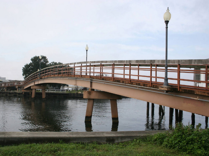 How Do You Build A Foot Bridge in Minecraft