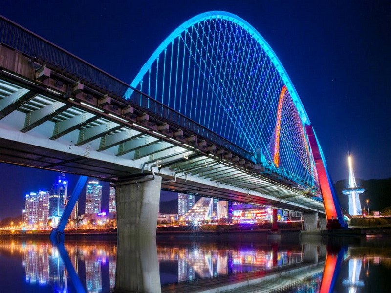 How Does A Compression Truss Bridge Handle Heavy Loads