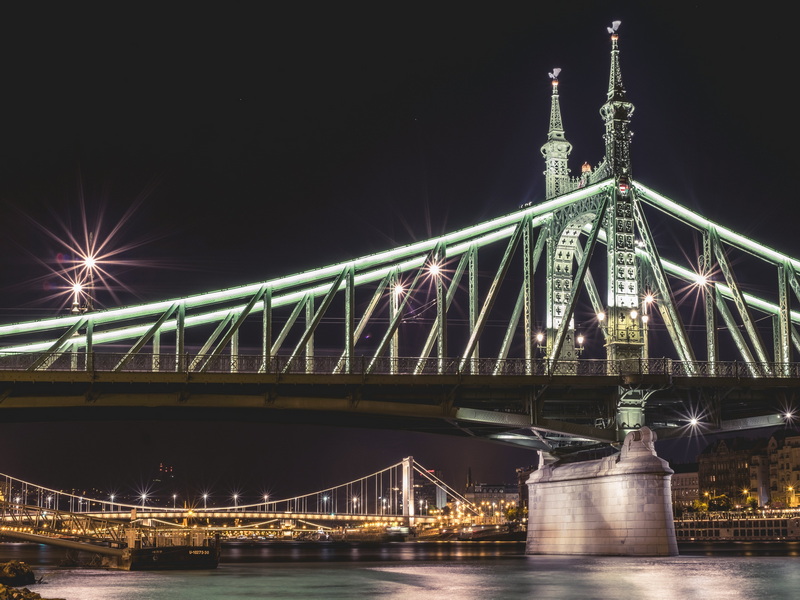 what are the key features of a truss bridge_1
