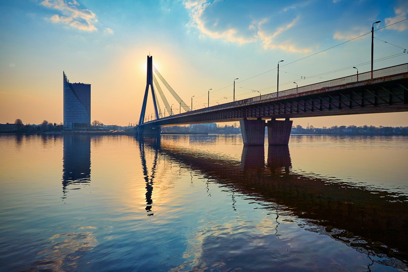 what gives a truss bridge its strength_2