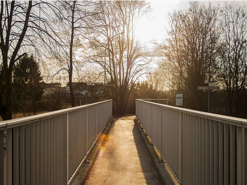 How Does The Lake Garda Foot Bridge Enhance The Visitor Experience