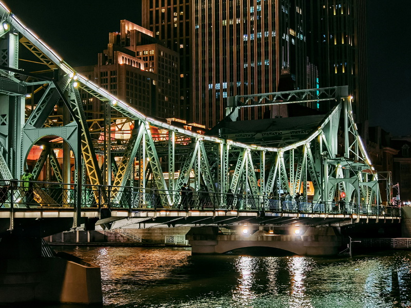 what helps the truss beam bridge to distribute the load_1
