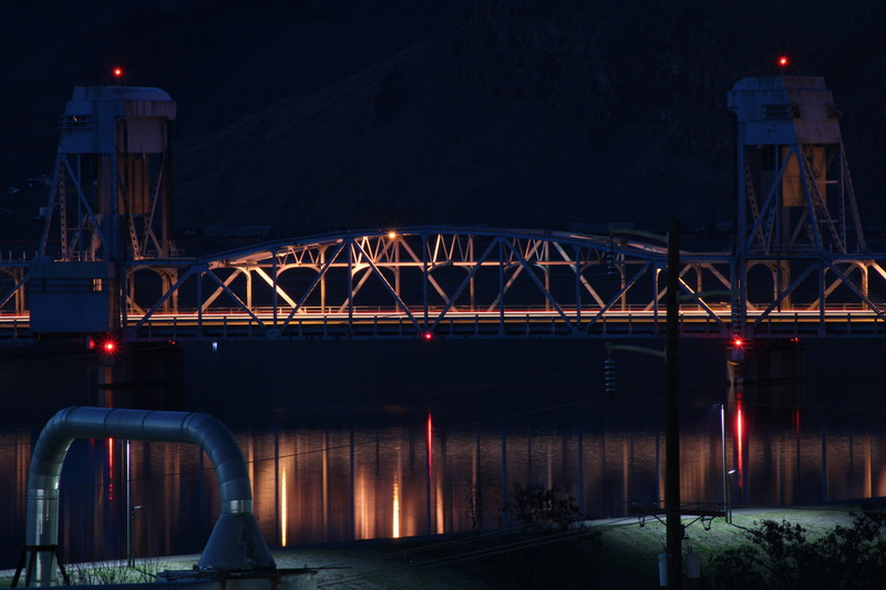 what are the primary components of a truss bridge_1