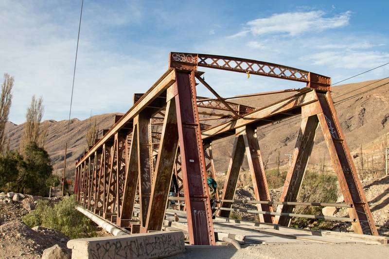 What Are The Key Components of A Pratt Deck Truss Bridge.jpg