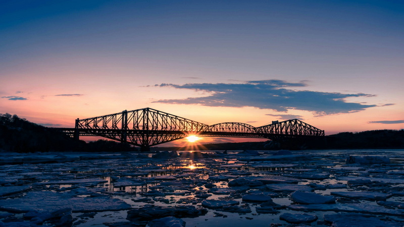 what does a truss bridge have_1