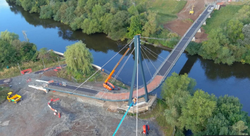 How Are Curved Foot Bridge Supports Installed Safely.jpg
