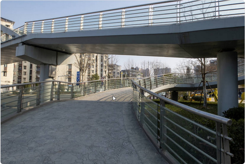 where is the venetian pedestrian bridge_1