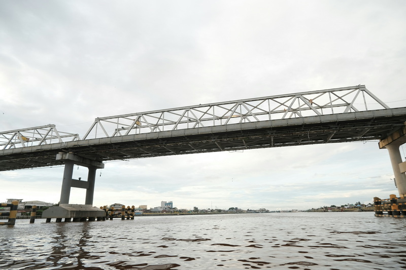 what gives a truss bridge its strength_1
