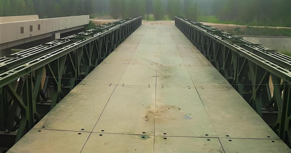 Installation of the bridge deck of the Bailey Bridge